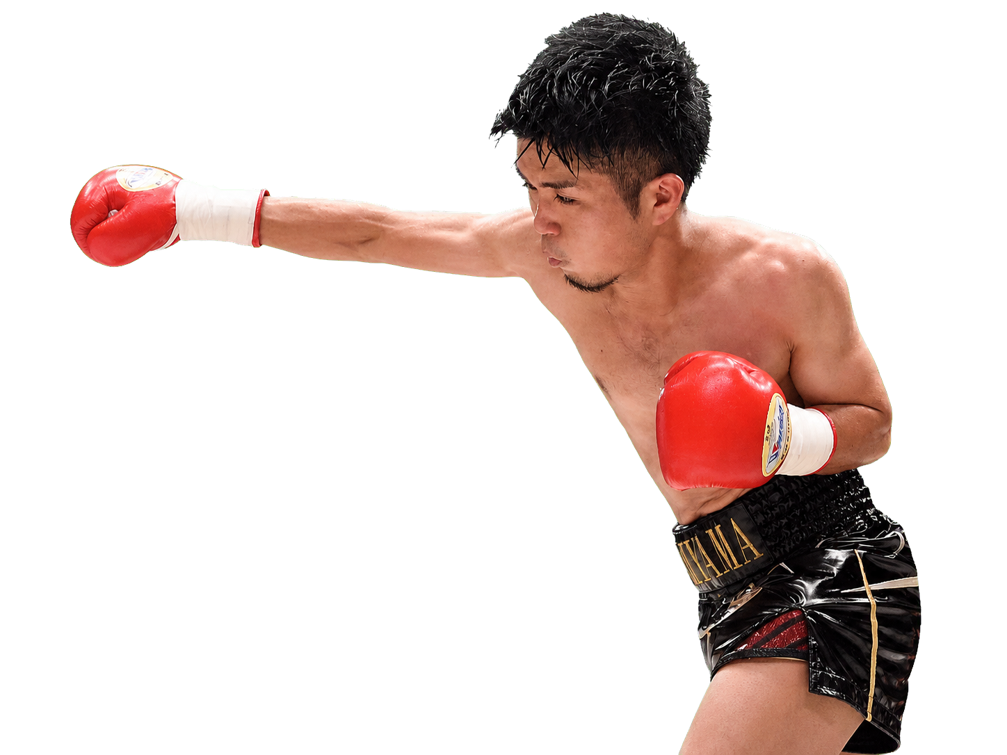 赤いグローブでパンチを繰り出すKUMANO SUGI BOXING代表の杉山